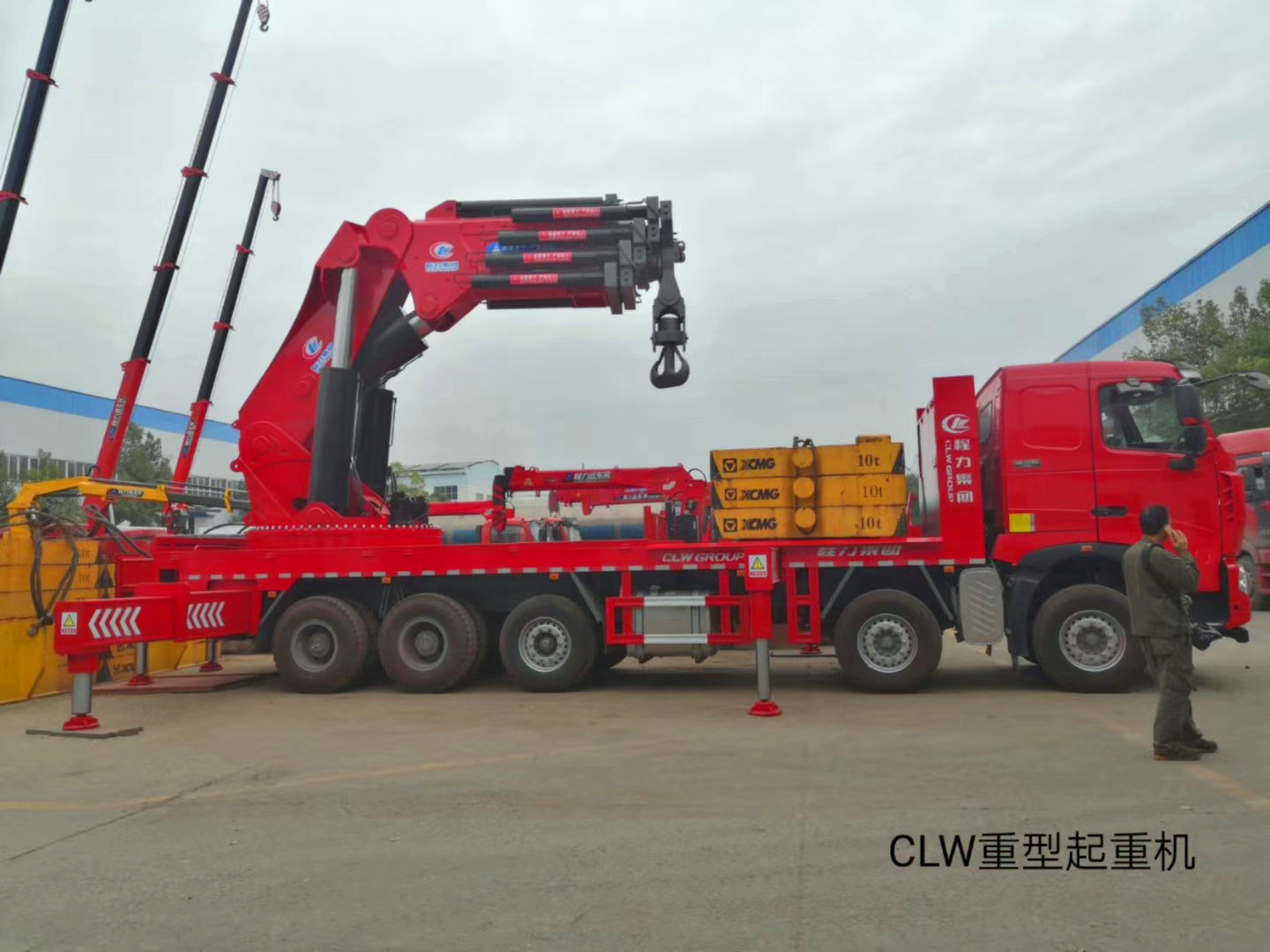 12米紅色重汽豪沃國(guó)六120噸折臂吊工程機(jī)械設(shè)備出租